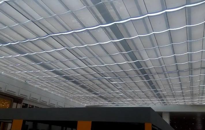 如何選擇電動(dòng)吊頂窗簾布紡織品?網(wǎng)架玻璃頂如何做遮陽(yáng)?