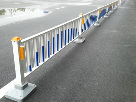 安裝道路護(hù)欄時(shí)有哪些需要注意的呢？