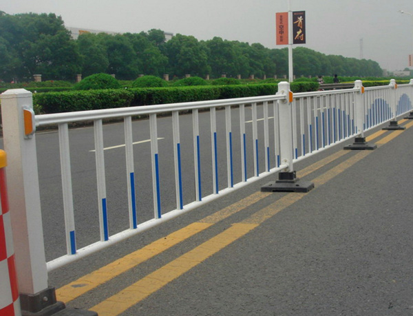 熱鍍鋅道路護欄有哪些優(yōu)勢